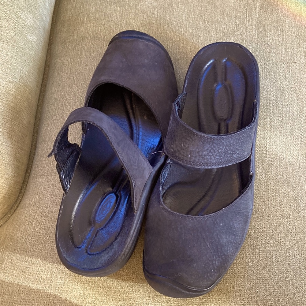 Keen black suede clogs
